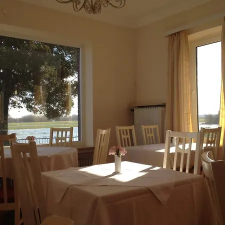 Hotel Elbhotel Am Hafen 2*